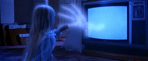  Poltergeist: Ein Klassiker der 60er – Wenn Geister die Vorstädte heimsuchen!